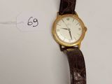 gros plan d'une montre-bracelet sur une surface blanche
