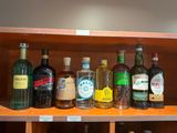 de nombreuses bouteilles d'alcool sur une étagère dans un magasin de spiritueux