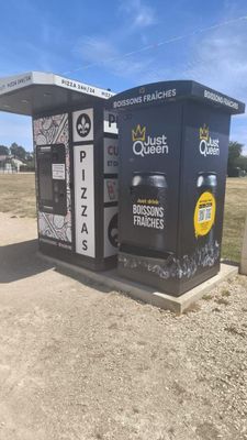 une photo d'un distributeur automatique dans une station-service