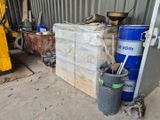 un tas de cartons et de fûts dans un entrepôt