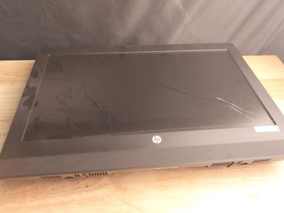 l'image d'un ordinateur portable posé sur une table en bois