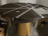 une table fabriquée en carton
