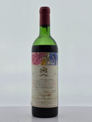 l'image d'une bouteille de vin posée sur une table