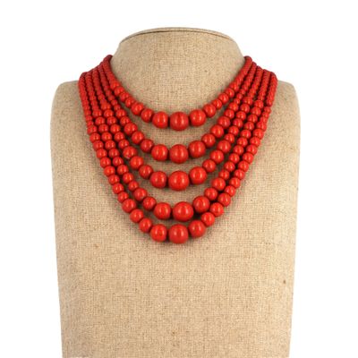 un gros plan sur un mannequin orné de perles rouges