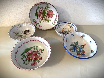 quatre bols et un bol posés sur une table