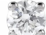 un gros plan sur une paire de boucles d'oreilles en diamant sur fond blanc