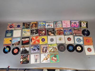 un grand nombre de disques sur le mur d'une pièce