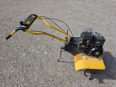 une petite machine posée sur le sol