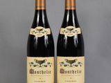 deux bouteilles de vin posées l'une à côté de l'autre sur une table