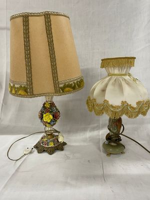 deux lampes placées l'une à côté de l'autre sur une table