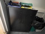 une armoire noire dans un coin de la pièce