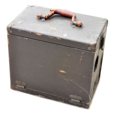 une vieille valise noire munie d'une poignée