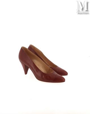 une paire de chaussures pour femme posée sur une surface blanche, avec un fond blanc