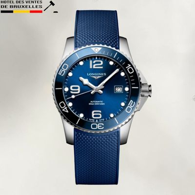 un gros plan d'une montre avec un bracelet bleu sur fond blanc