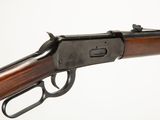 un gros plan d'un fusil sur un fond blanc avec un fond blanc