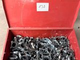une boîte rouge remplie d'une grande variété de fruits à coque