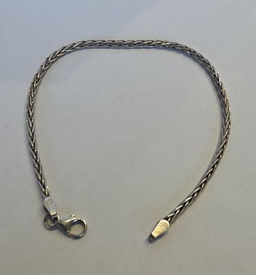 a close up of a silver chain with a clasp on it