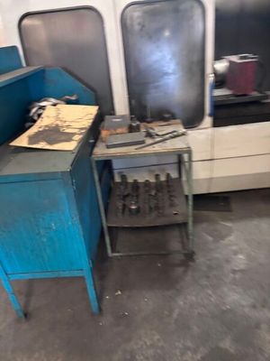une photo d'une cuisine avec un placard bleu et une cuisinière