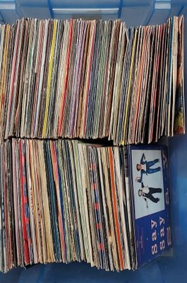 un bac bleu rempli d'une multitude de disques