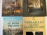 trois livres sont posés sur une table devant un ordinateur portable