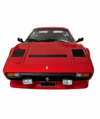 vue de face d'une voiture de sport rouge sur fond blanc