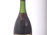 une bouteille de vin posée sur une table
