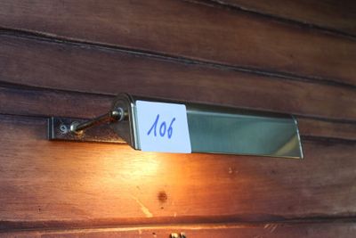 une photo d'un miroir fixé à un mur en bois