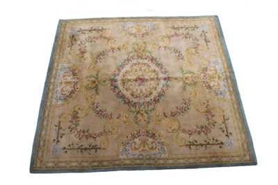une photo d'un tapis beige et bleu orné d'un motif floral