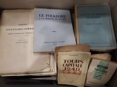plusieurs livres sont empilés les uns sur les autres dans une boîte