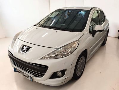 une voiture blanche garée dans une pièce blanche