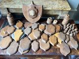une table sur laquelle se trouvent de nombreux objets en bois