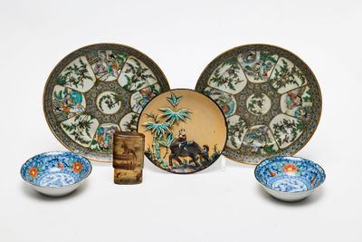 Plusieurs assiettes et bols sont posés sur une surface blanche.