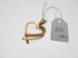 une bague en or ornée d'un cœur, à côté d'une étiquette de prix