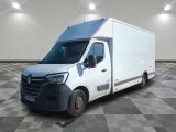 une image en 3D d'une camionnette blanche sur un sol à damier