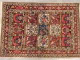 un tapis persan ancien orné de motifs rouges et bleus sur fond blanc