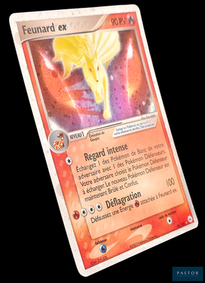 un gros plan d'une carte Pokémon sur laquelle figure un dragon jaune
