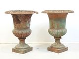 deux vases posés l'un à côté de l'autre sur une table