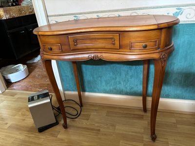 une petite table en bois surmontée d'un tiroir