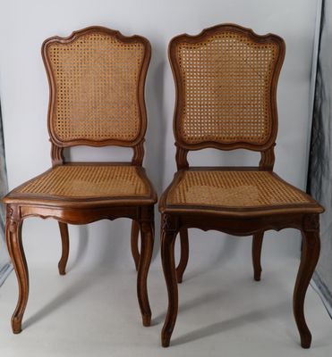 Paire de chaises à fond de canne en bois fruitier mouluré et…