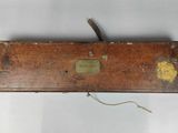 une vieille valise posée sur une table