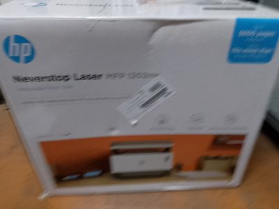 une boîte sur laquelle est posée une imprimante, posée sur une table
