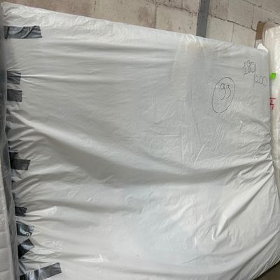 beaucoup de matelas dans un entrepôt où il y en a beaucoup