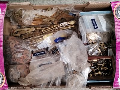 une boîte remplie d'objets hétéroclites posée sur le sol