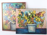 deux tableaux représentant des fleurs dans un vase, accrochés au mur
