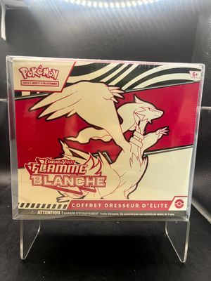un gros plan d'une carte à collectionner Pokémon posée sur un présentoir