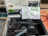 un outil dans un étui posé sur une table