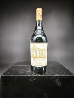 une bouteille de vin posée sur une boîte noire