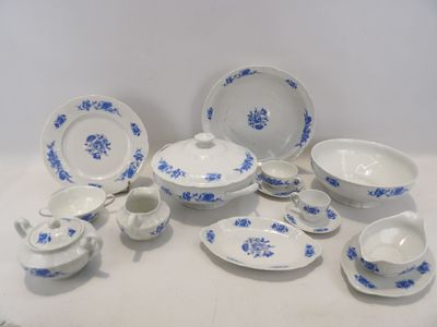 Partie de service en porcelaine de Limoges à décor floral bl…