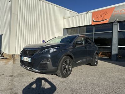 vue de face d'une voiture noire garée devant un immeuble