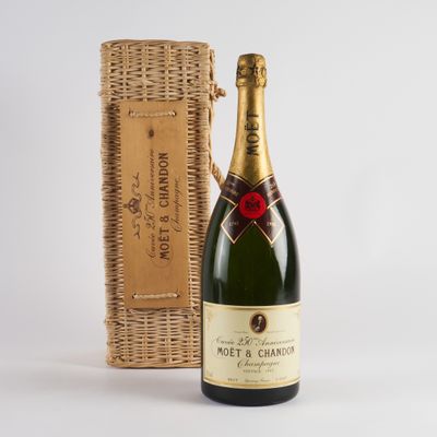 une image représentant une bouteille de champagne à côté d'un panier en osier